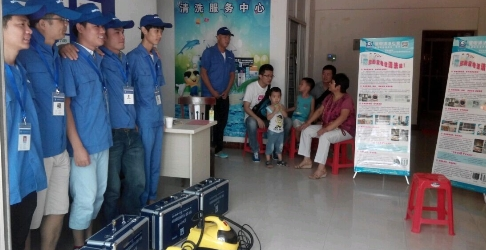 維修知識:中央空調(diào)怎樣清洗，把通電扇或廚具專用洗滌劑直接噴到